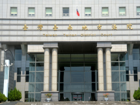 高職女籃教練霸凌球員，臭襪塞嘴、罰跪…吼叫「給我塞好，吐出來就死定」！辯稱是教育，法官判決出爐