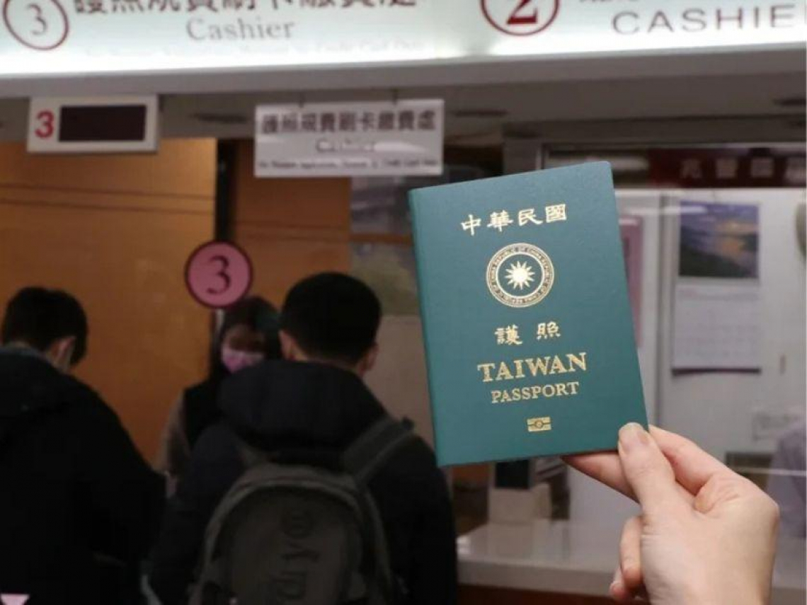 護照亂蓋「達摩紀念章」被拒登機，她PO文罵地勤、還轟護照換發慢！外交部早已提醒：這件事千萬別做