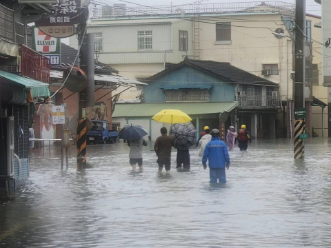 細菌把肺部吃破洞、關節痛到炸裂…提防暴雨後「隱形敵人」！屈公病、類鼻疽、登革熱症狀有哪些