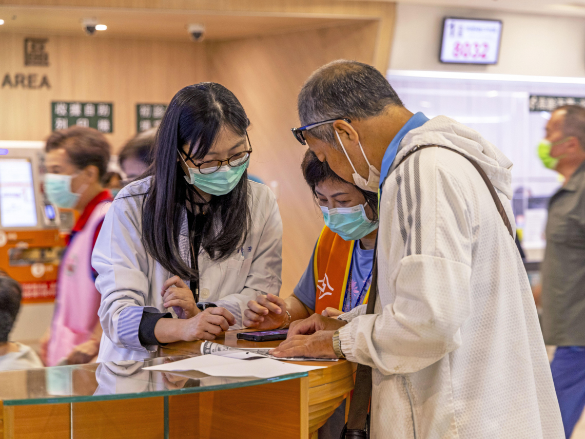 醫務社工系列1—「白色巨塔裡的無名天使」24小時On call 醫護處理不了的事，他們一肩撐起照護縫隙