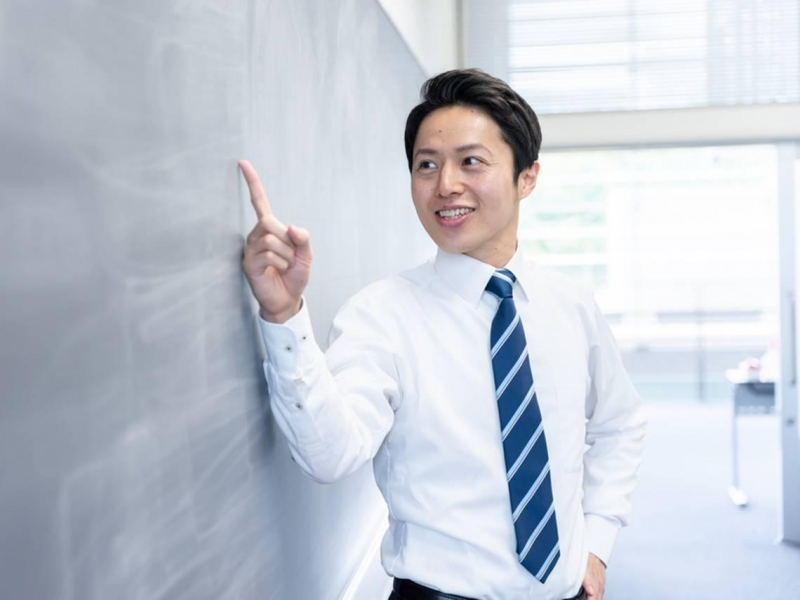 月薪35K血汗高中教師告白「每天工作17小時、簡直是地獄」…他如何用YouTube扭轉人生「3年賺2億」