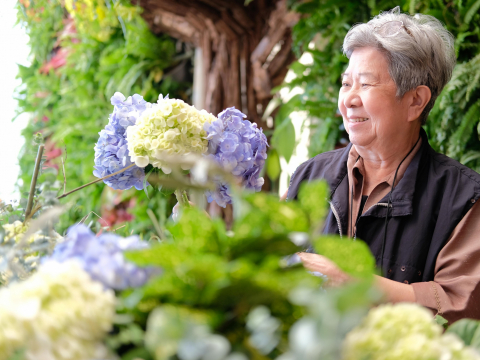 78歲嬤陷憂鬱，靠種花草變園藝人氣王！亞東醫院開「綠色處方」療癒長輩：找回「活著的理由」