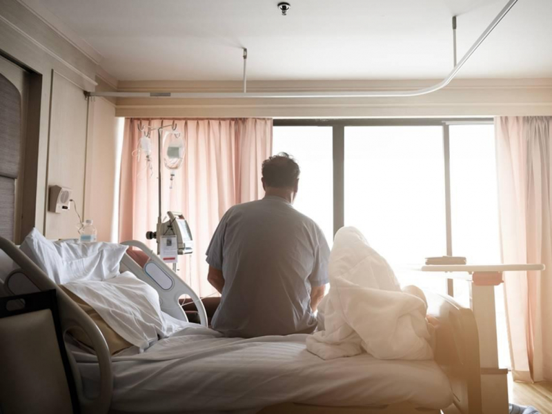 曾是上市公司高管，卻在病房嘔吐像狗一樣賴活！47歲總裁罹淋巴癌末期：尊嚴被病痛碾碎，醒悟物質都是流沙