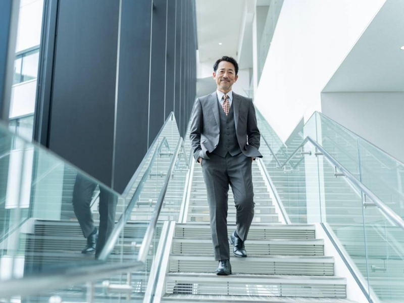 月薪35K貧窮教師翻2億身價，節儉度日「吃大戶屋就滿足」，為何不買房「月砸12萬租房」，還稱最划算投資？