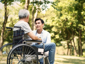 爸媽說「不想成為負擔」卻堅持在家養老...他半夜隨叫隨到累癱，參觀安養院才懂「規劃晚年有多難」