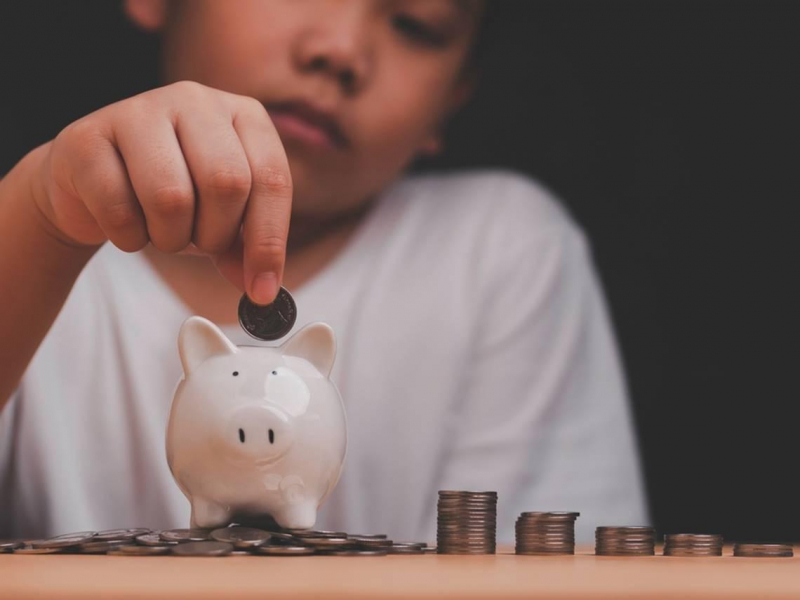 有錢人跟你差在哪？他6歲賣糖果賺價差、11歲投資股票，高中賺比老師多！想翻身致富，從小就要有的理財思維