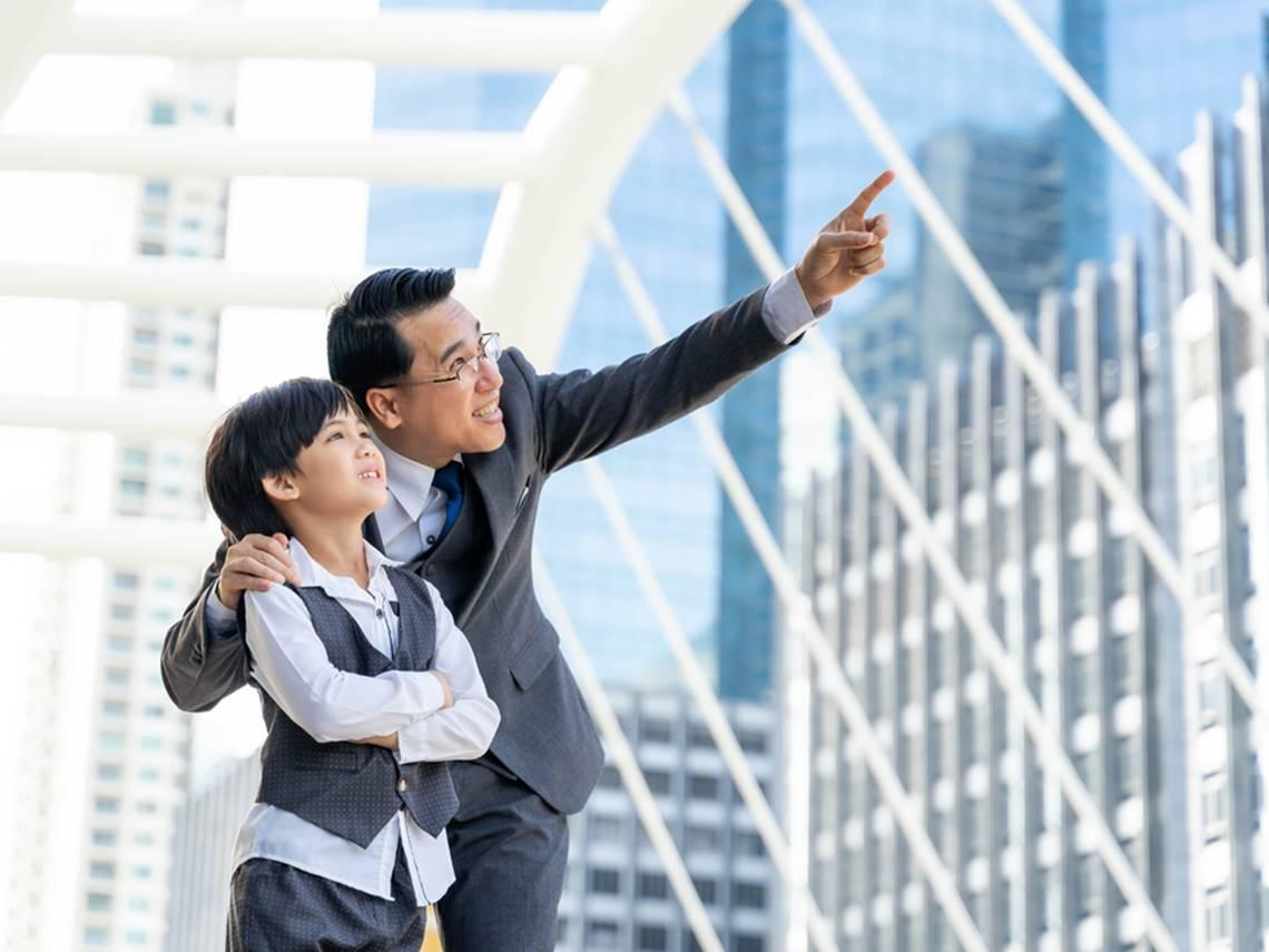 一身金光閃閃的富家子，驕縱到連走幾步路都懶…給孩子最好的不是鈔票！致富的真本事「一招學起來」