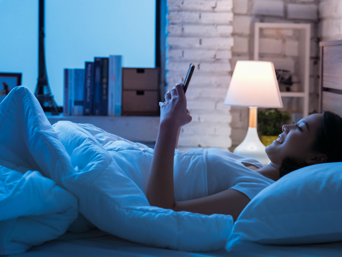 熬夜狂滑手機，3C嚴重影響生活... 連專家都需「戒癮」3步驟找回人生主導權