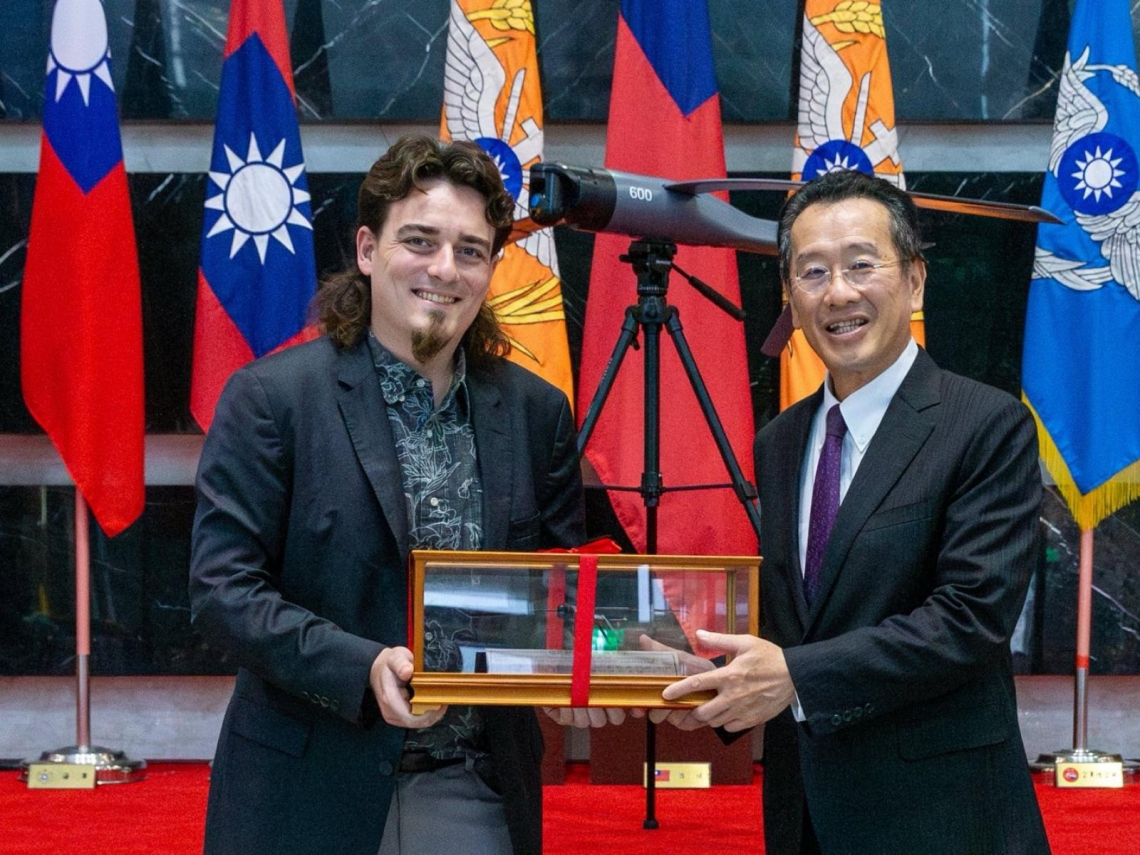 現實版「鋼鐵人」面交台灣291套無人機，能取代傳統武器、潛艇不需要？軍事專家：它才是軍力基本盤