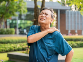肩膀卡卡、手抬不高…「五十肩」千萬別等它自己好！醫師破解3迷思：5個簡單動作自救