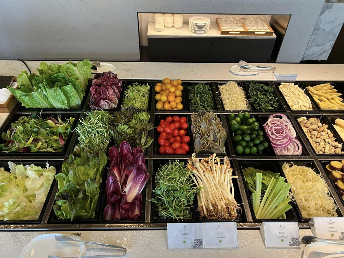 從名人坊、自助餐到火鍋，謝金河讚賞漢來美食，享受日月行館新蛻變：用心經營顧客一定察覺得到！