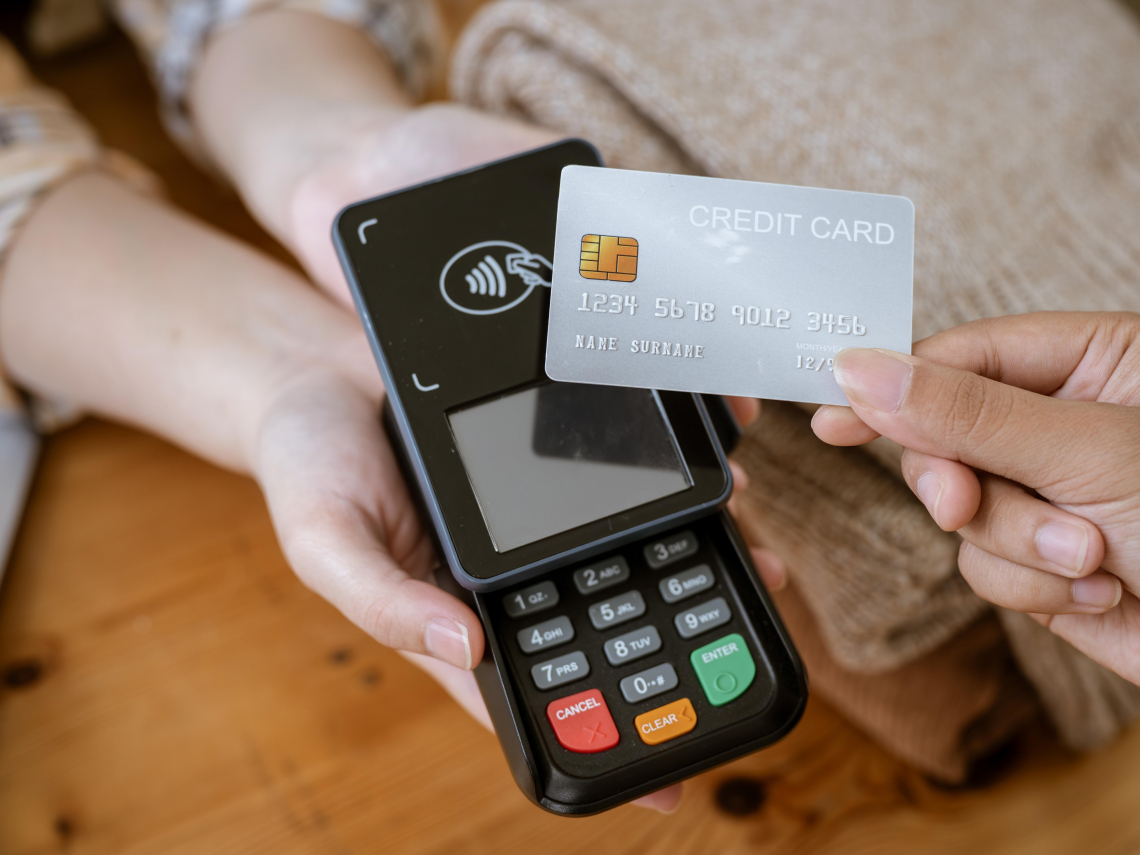 出國刷卡小心「隱藏版陷阱」！1動作就省200元，實測3天碰4次…林氏璧親教如何還能多賺3%