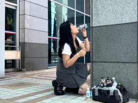 823公投／這批礦泉水從蘭嶼帶回來，陳聖文闖國民黨送水...楊智伃也一口喝乾：謝謝送我們好喝的水