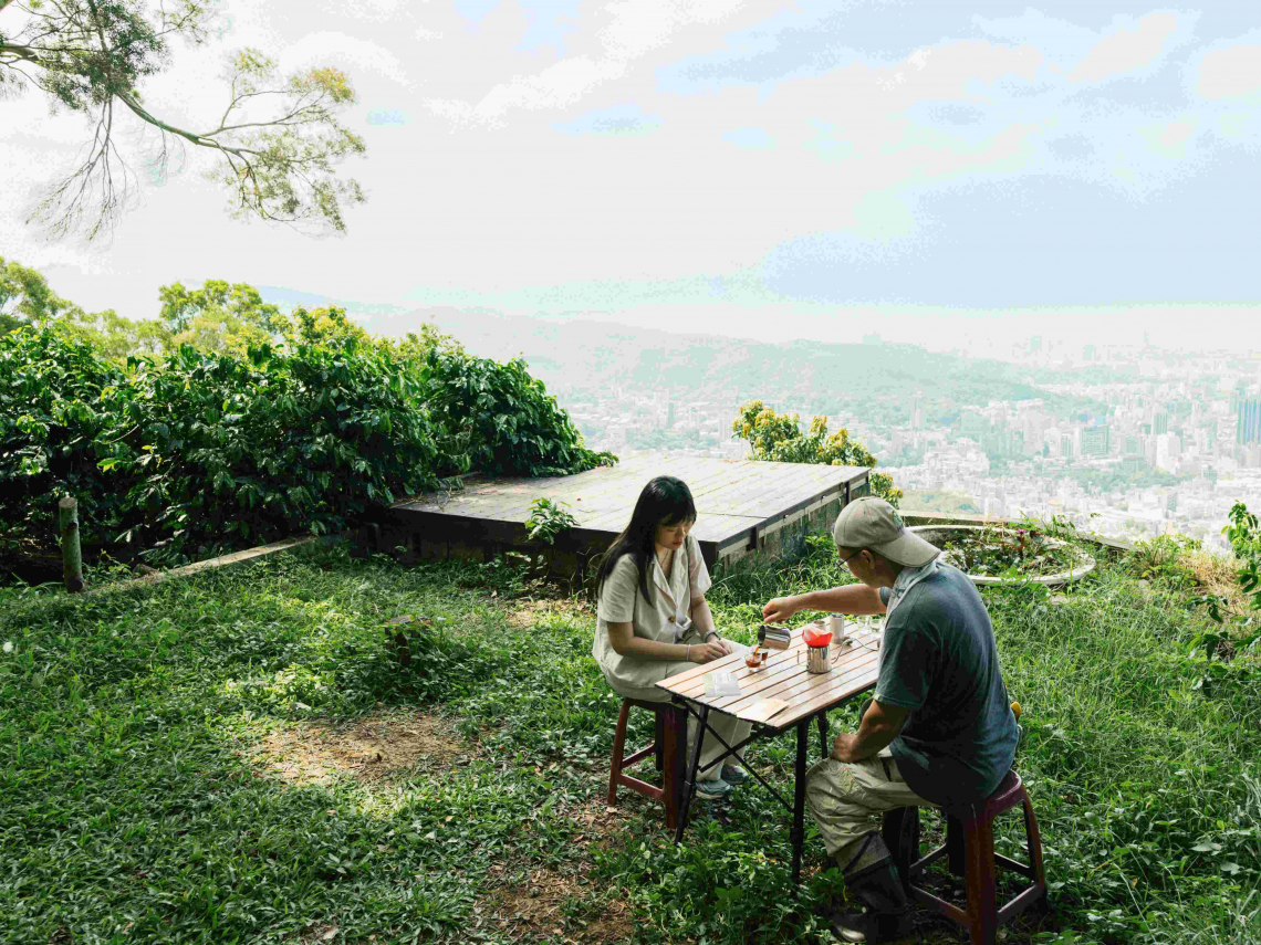 搭上北投機車快遞，喝火山咖啡「老爺式旅行」超在地…老爺酒店集團全台9條深度路線公開