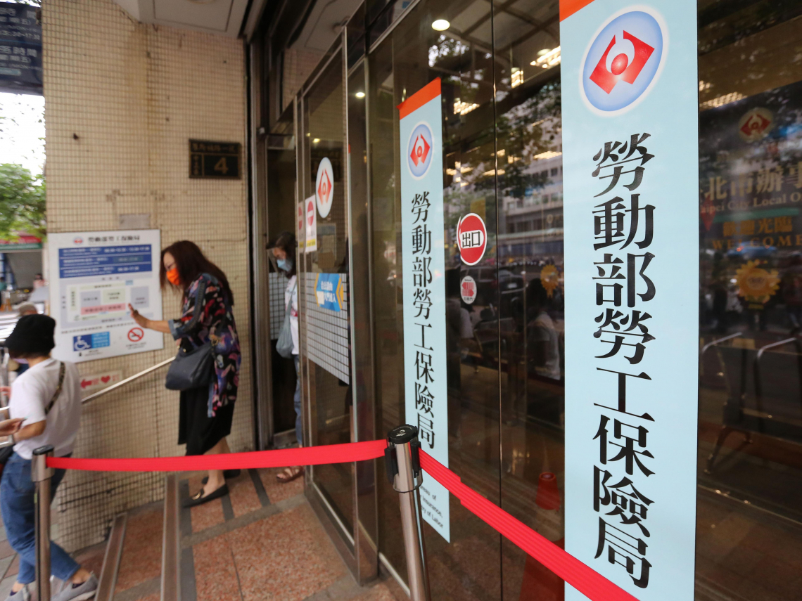 勞工注意了！「3家職業工會」欠繳保費…勞保局：勿再繳費，會員勞保、職災保險給付一毛都領不到？