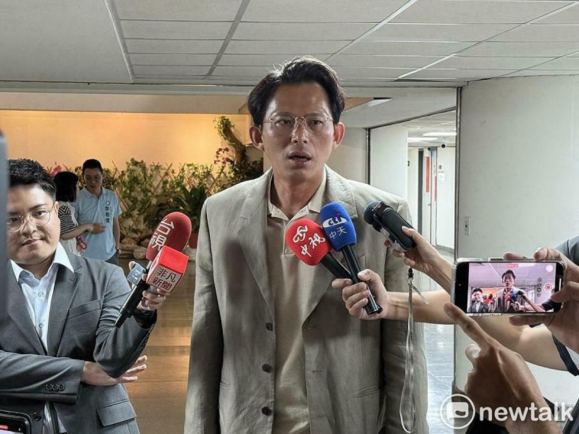 嗆記者「問白癡問題」，竟嗆到民眾黨員女兒！黃國昌稱誤會：沒有嗆記者，是網友的問題非常可笑