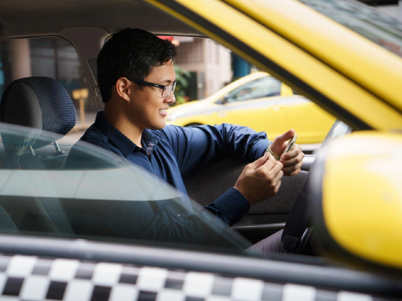 曾年賺400萬、通訊行老闆50歲提早退休兩年驚覺「存款掉有點快」，中年改開UBER...沒守住財富的殘酷啟示