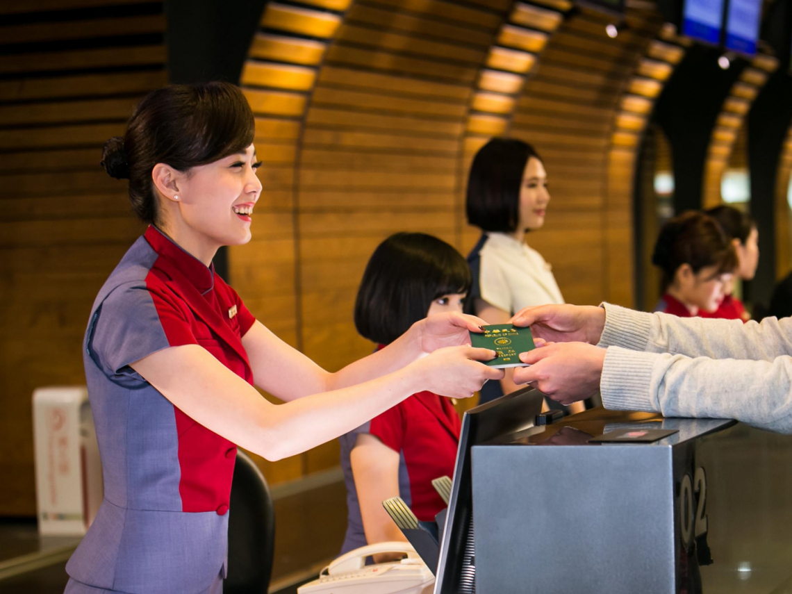 軍人免費升等商務艙來了！賴總統團結十講兌現　華航、長榮、星宇紛紛響應，記住「僅這天」有效