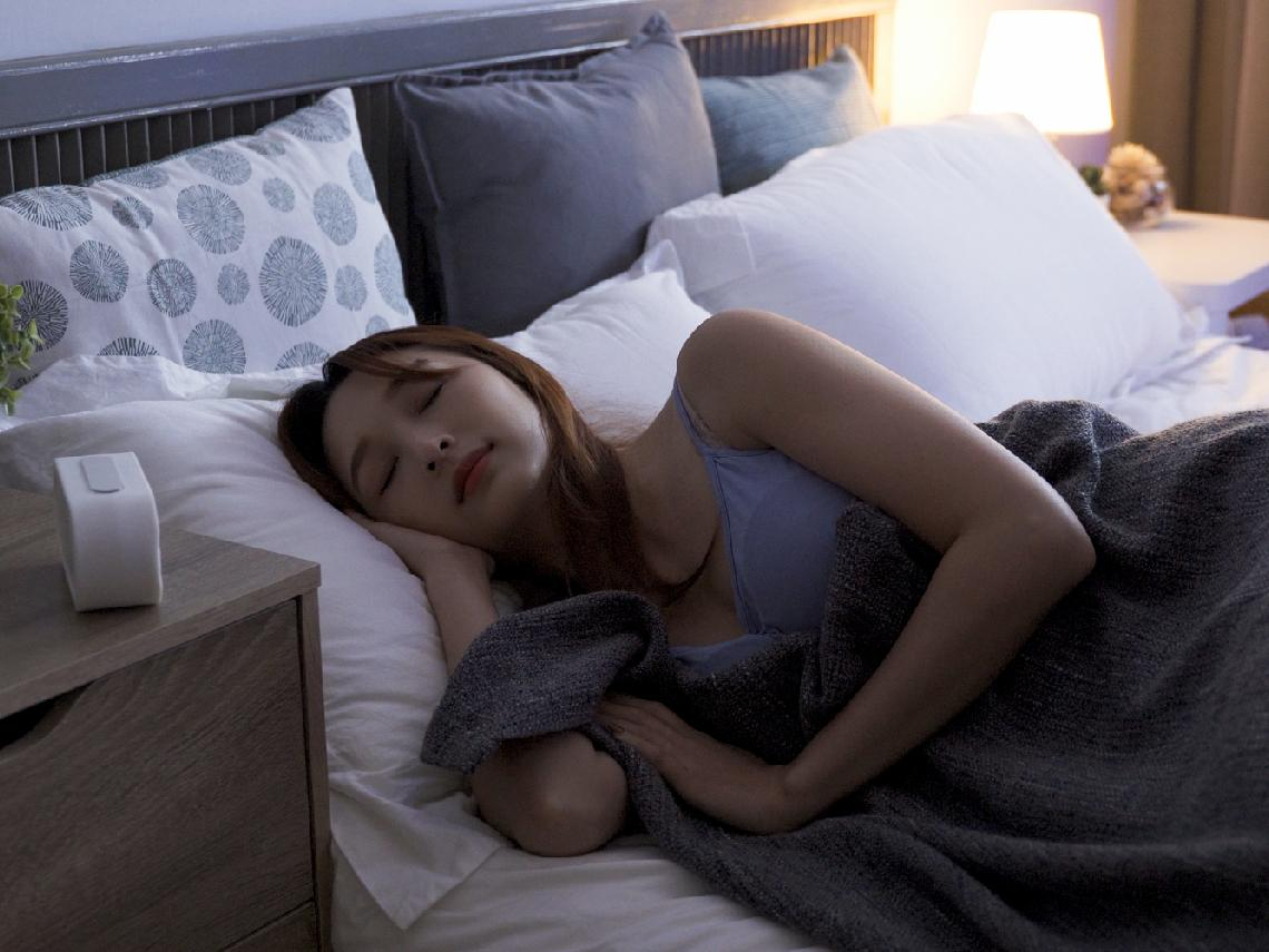 喝咖啡會誘發偏頭痛還是緩解？醫師親授「4個好習慣」拯救偏頭痛體質：側睡，竟能讓大腦排毒