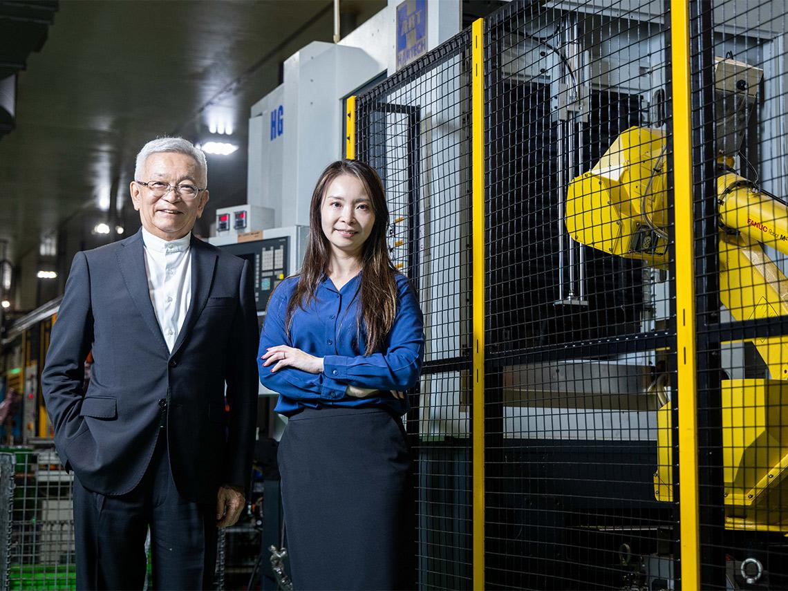 和大左組控股艦隊、右攻CoWoS檢測設備...「齒輪大王」沈國榮逆風交棒，如何聯手女兒打贏轉型仗？