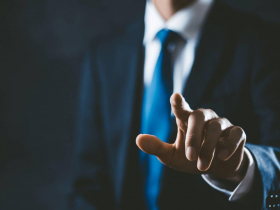 厭倦賣肝換薪水？他線上開課3天賣破億元！每天加班到深夜，有房有錢卻沒時間陪家人，如何翻轉人生？