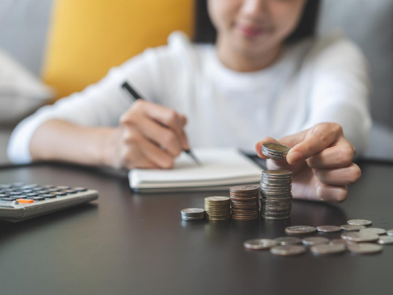 台股高點，我的0050要賣嗎？她49歲提早退休，學92歲投資大師用這招，退休金8年後不減反增