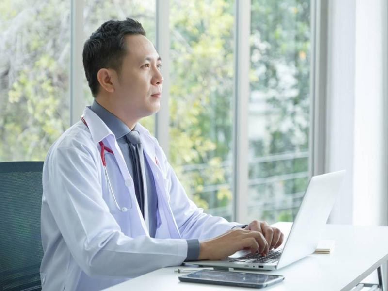 48歲外科醫師罹腎臟癌，被宣判那刻哭了！挨刀才懂「傷口像被插免洗筷」多痛，5個好習慣成功抗癌13年