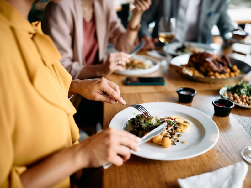 75歲梁瓊白退休體悟：心還沒老身體已老，感嘆「沒工作沒錢途」朋友誤會要借錢...退休才懂的「友情潛規則」