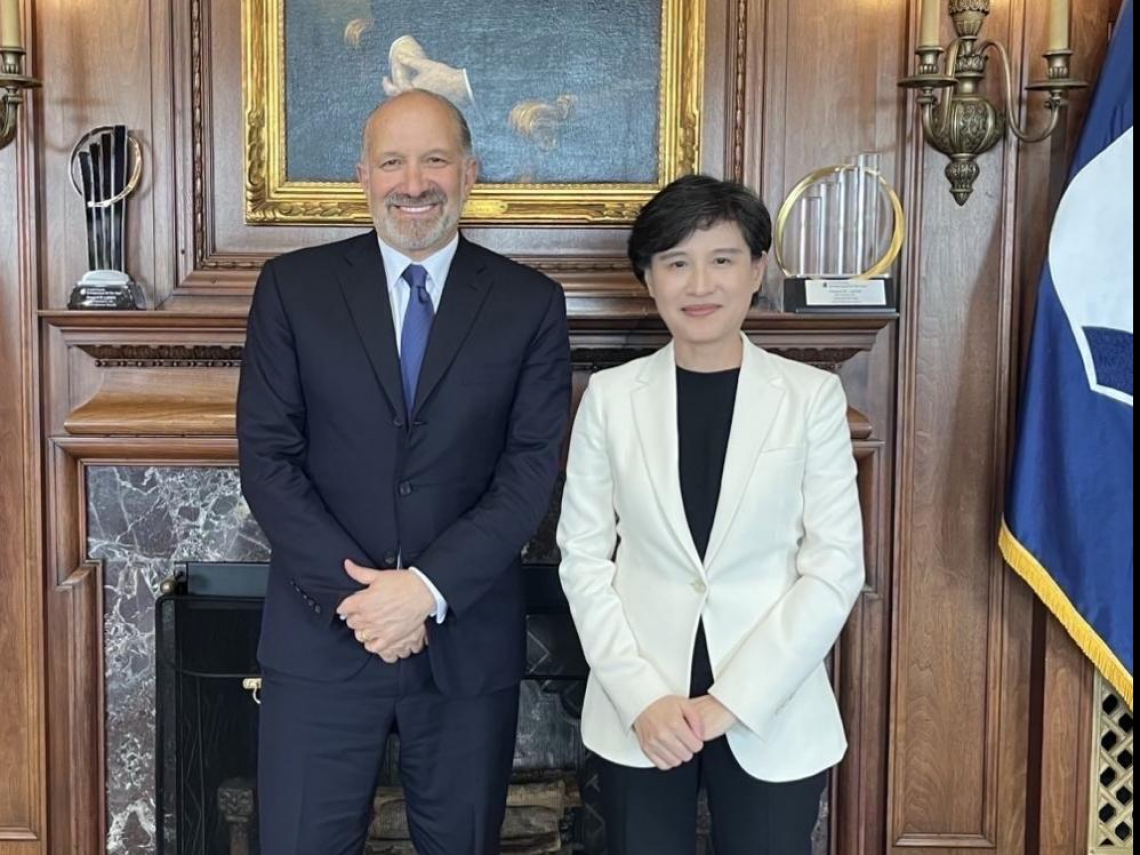 有圖有真相！行政院釋多張鄭麗君與美官員合照，再駁台美關稅談判「都在酒店視訊」謠言