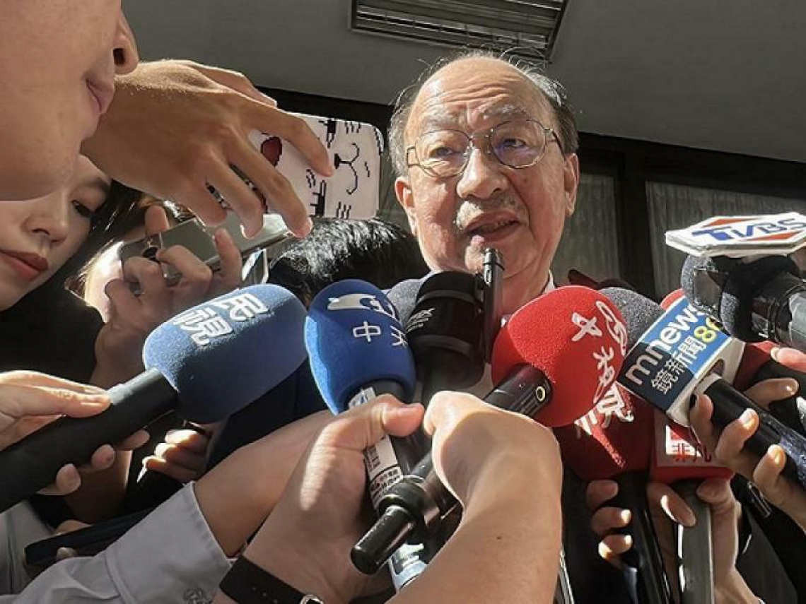 柯建銘被逼宮，重申「無聲勝有聲」：大家安靜看就好…傳妻淚求「都75歲了希望當完這一屆」，他回應了