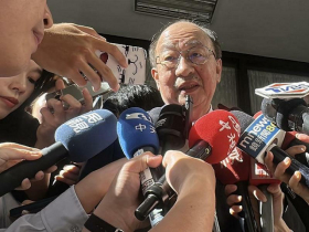 柯建銘被逼宮，重申「無聲勝有聲」：大家安靜看就好…傳妻淚求「都75歲了希望當完這一屆」，他回應了