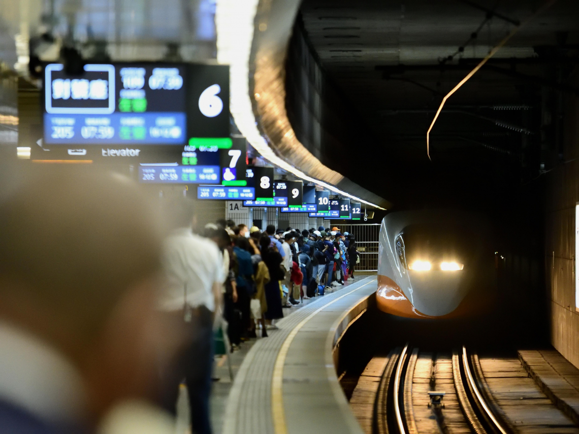 高鐵「教師、中秋、國慶」三連假車票同步開賣！1小時賣破42萬張票，高鐵如何備戰？票務容納量比過年多1.7倍