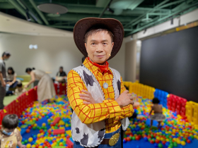 「胡迪警長」現身貿協家庭日！黃志芳：續助產業行銷世界，為台灣企業打造專屬「玩具總動員」舞台