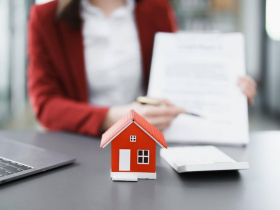 她硬著頭皮買4張儲蓄險保單，靠1招化解年繳百萬壓力，還存到買房頭期款！為何不再續保？3個殘酷現實