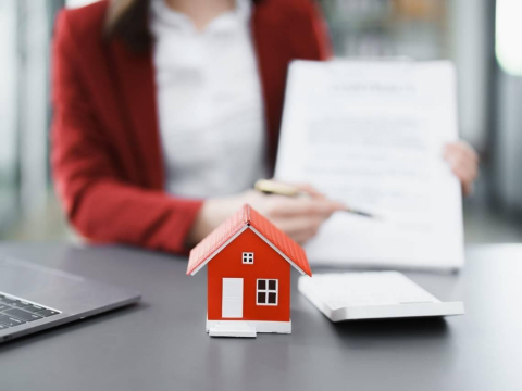 買4張儲蓄險、年繳百萬保費，她靠1招化解還存到買房頭期款！為何不再續保？熟齡必知3殘酷真相