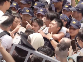 黃國昌遭批勒員警頸　他回「手放在員警肩膀上」　律師親解一般民眾做同樣事情下場！蔣萬安反應曝光