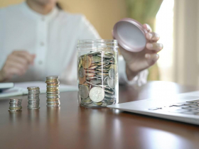 20多歲以為養老還很遠，她突然領悟「長壽」的殘酷真相，外商女員工不到30歲就存200萬：退休金不能拖