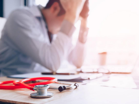 48歲外科醫罹腎臟癌告白：長期熬夜、愛喝冷飲…親手養出6公分腫瘤！抗癌13年靠5習慣不復發