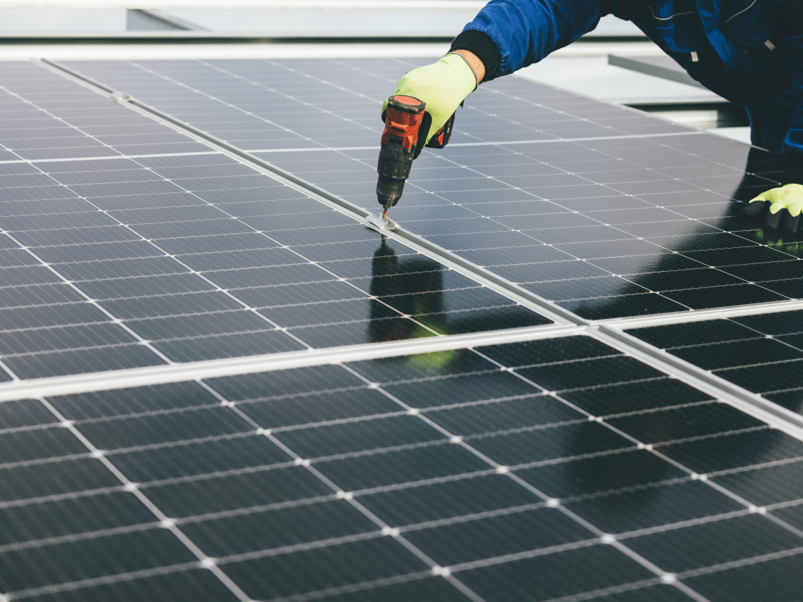 全球太陽能板回收挑戰：台灣2031年面臨廢光電板汰役潮，能如何借鏡歐盟WEEE及美國作法？