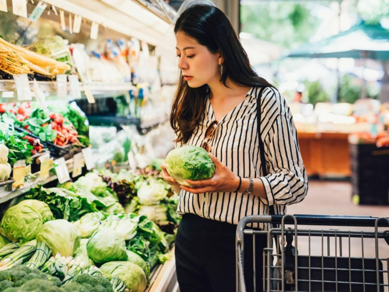 為何購物狂、菜籃族更懂投資？28年老手揭密「從超市到股市的理財術」：別只顧撿便宜，1心態才會賺