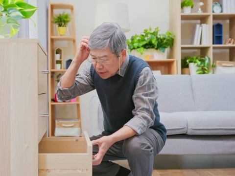 不只忘東忘西，憂鬱、易怒都是失智症警訊！藥物只能幫你18個月，名醫親揭延緩退化3大關鍵生活習慣