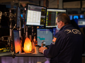 關稅不確定性拖累！美股全收黑「道瓊一度跌近600點」、台積電ADR挫逾1%…股債同弱下步怎走？