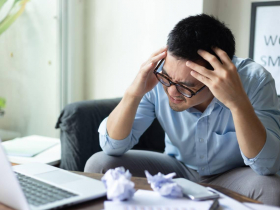 23K房仲翻身月入55萬，少年得志變「韭菜」，半年賠上億慘痛教訓：三餐都成問題，過得連狗都不如