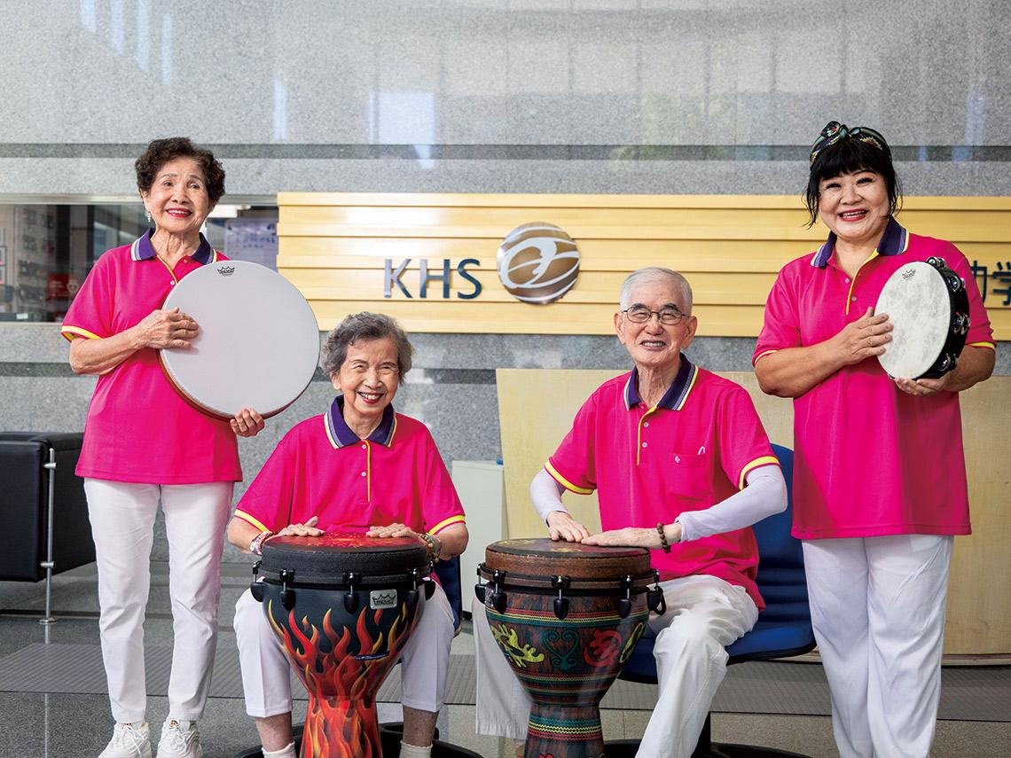 長青樂手 功學社「銀髮學習天堂」   讓長者粉墨登場中山堂     94歲揪87歲高歌、跳有氧、打鼓