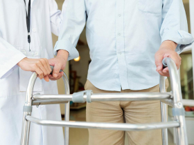 每天三千八百步  可降低25％失智風險 用對拐杖、助行器  長輩行走更安穩