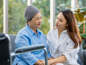 換掉醫生、嚴控飲食…退休護理長魔鬼式陪病，閨密痊癒就斷交！林靜芸：不打擾的支持才是最好陪伴