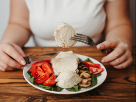 不是節食！她吃飯改變1件事，半年體重86→62公斤、血糖變穩定…醫揭關鍵：先吃它就不易囤脂肪