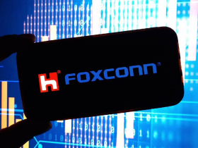 台股創新高，鴻海(2317)卻翻黑...該落袋為安？1個致命關鍵，股價恐跌破●元...老手堅持抱股的理由是？