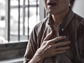 她60歲「肺結節」多到像滿天星！咳不停胸悶，原來上班環境害的...外食族每天也會接觸「它」怎辦？