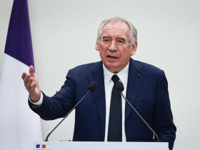 法國總理貝魯下台「12個月來第3個」！信任投票沒通過，馬克宏不解散國會，歐盟第二大經濟體為何動盪